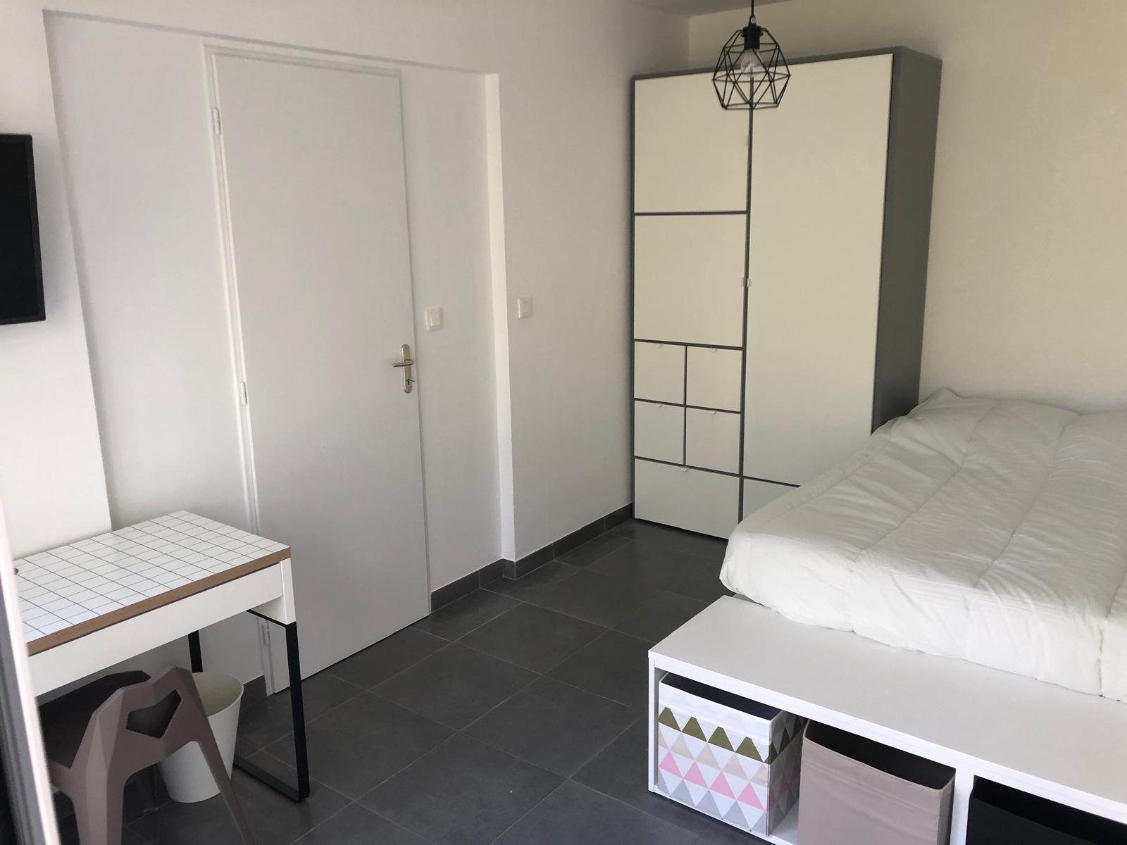 Chambre meublée